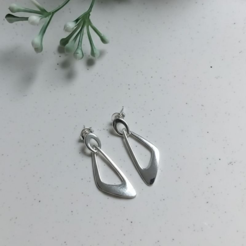 Brinco elo vazado com triângulo vazado - Prata 925